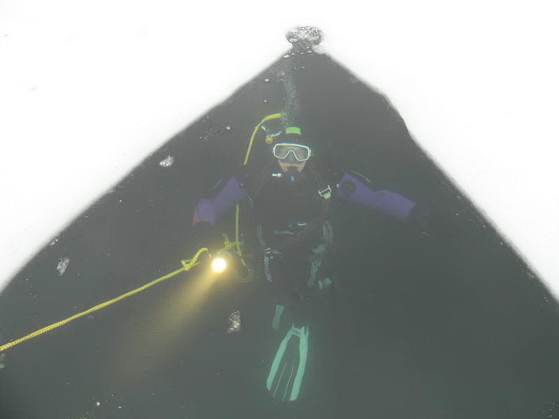 Taucher im Eisloch.