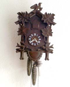 Kuckucksuhr mit f�tternden Vogeleltern