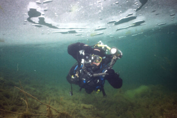 UW-Fotograf unter dem Eis