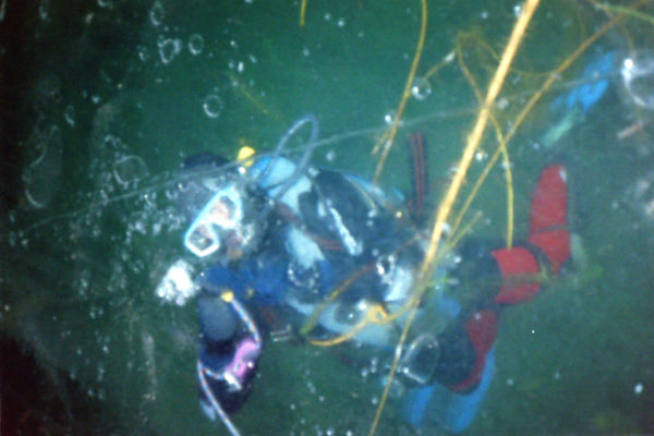 Blick von oben durch das Eis