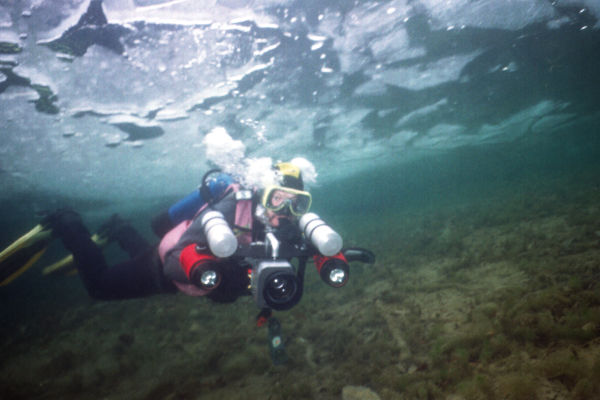 UW-Filmer unter dem Eis