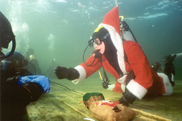 Weihnachtsmann bei der Beschehrung