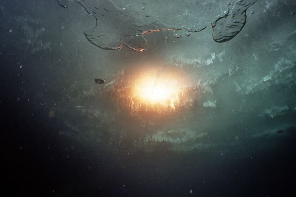 durch das Eis scheinender Strahler