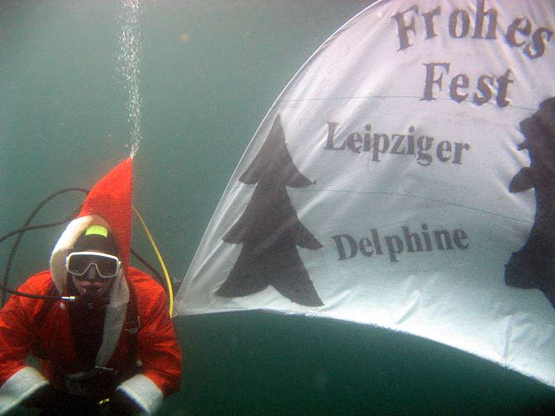 Weihnachtsmann  unter einem Schwippbogen