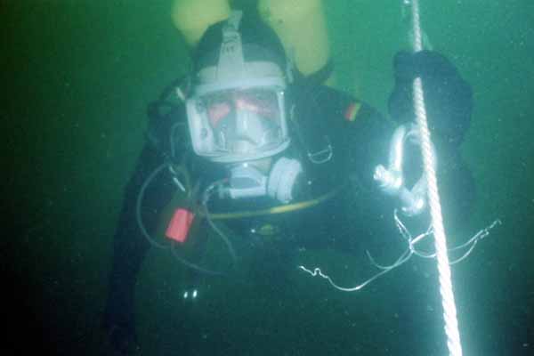 Armeetaucher an Bojenleine