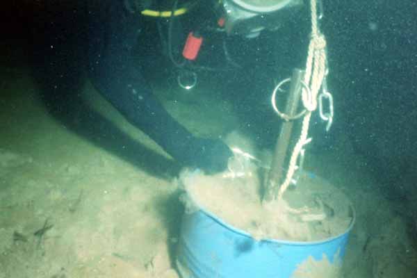 Armeetaucher beim Festmachen am Grundgewicht