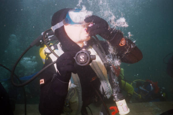 Martini beim Leeren einer Schlucki-Flasche