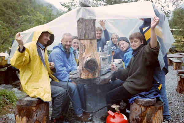 Picknick unter einer Regen-Plane