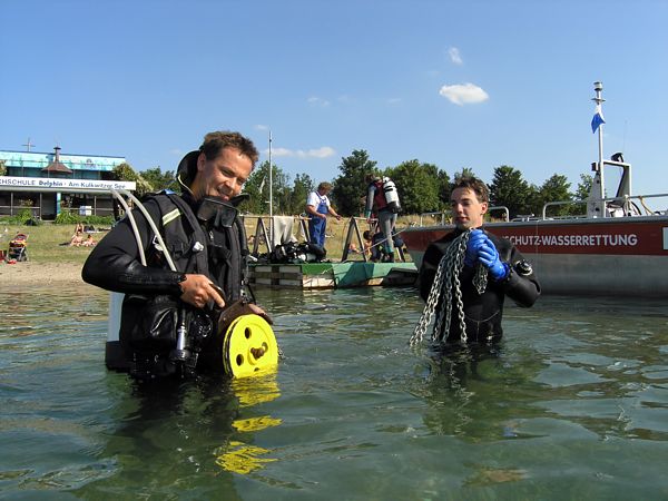 ein Flaschenzug wird unter dem Schwimm-Ponton befestigt