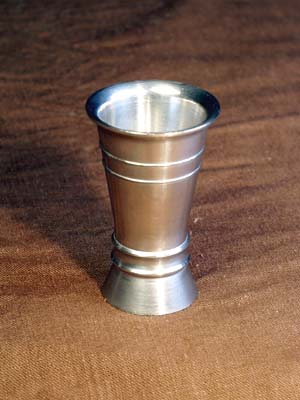 konischer kleiner Becher