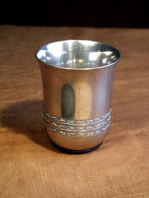 geschwungener gro�er Becher