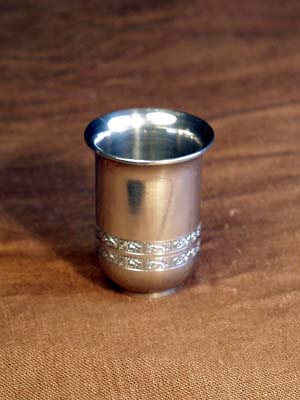 geschwungener kleiner Becher